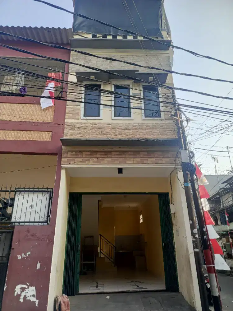 Di kontrakan rumah di Pademangan
