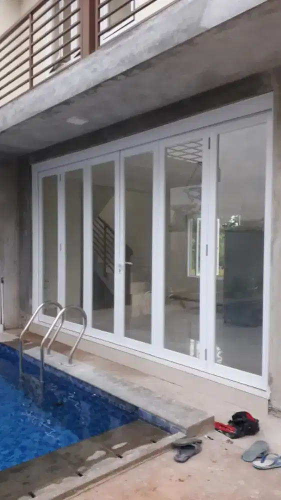 Pintu kaca dan kusen aluminium jendela