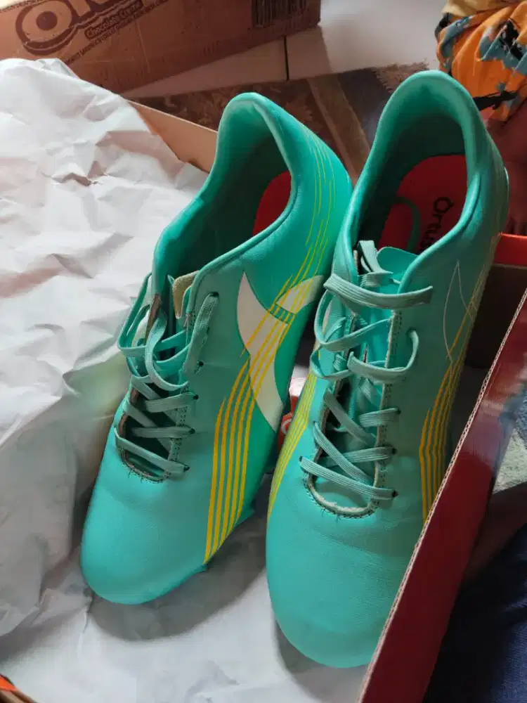 ortuseight sepatu bola aqua lime white