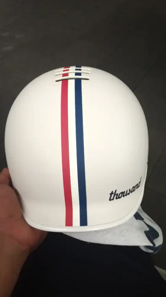 Helm perempuan merek Thousand