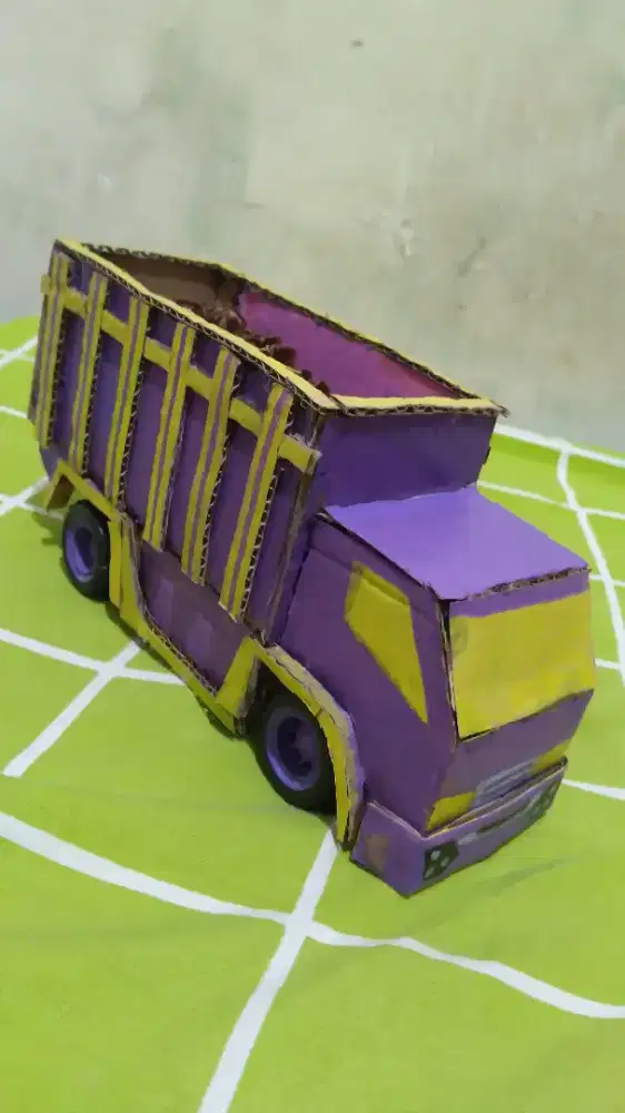 Miniatur truk kardus