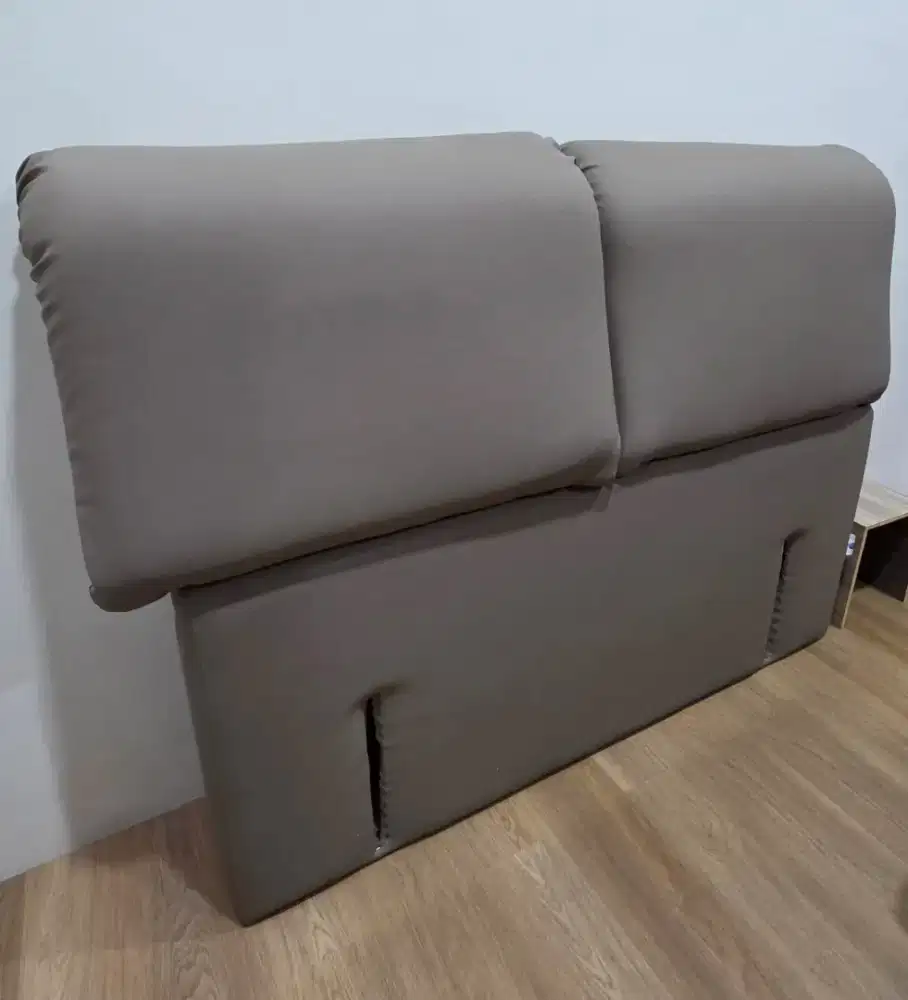 Kepala ranjang atau headboard ranjang