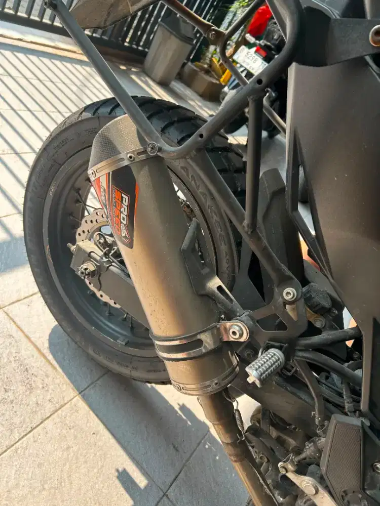 versys dua setengah