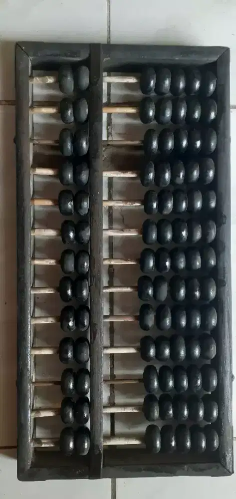 Alat hitung kuno bahan dari kayu jati