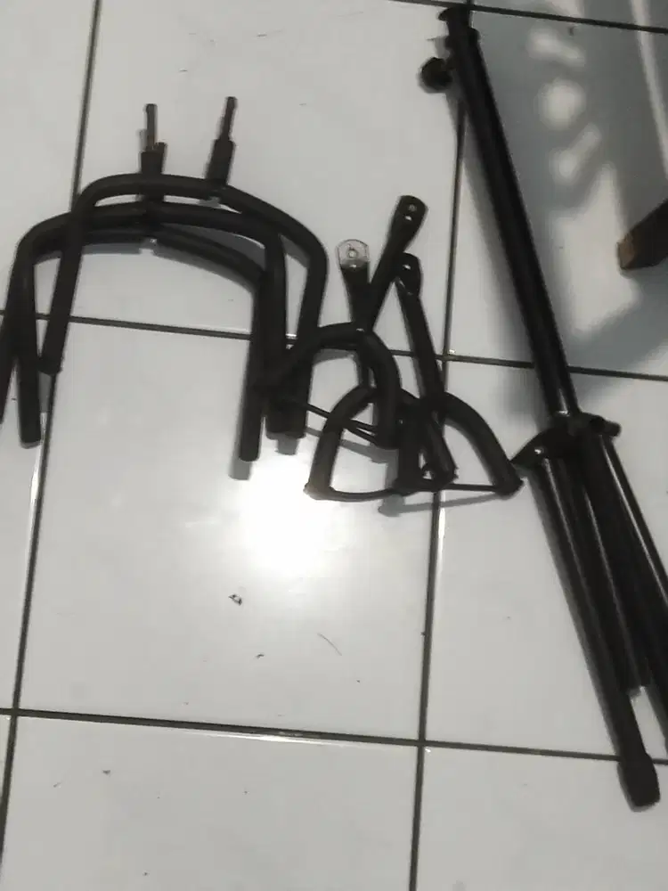 Stand gitar 3 minus ada yg patah