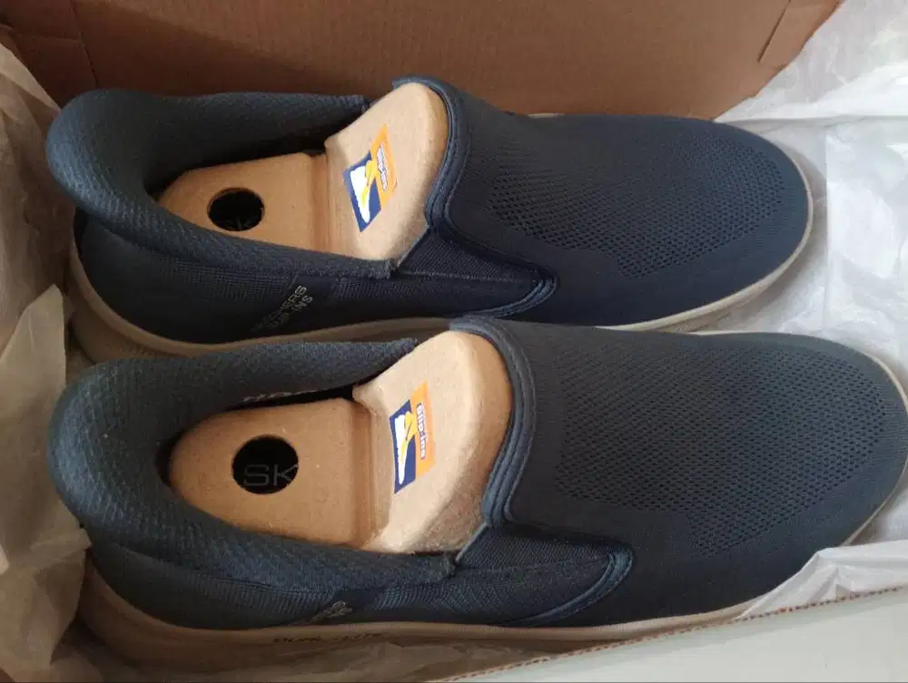 Skechers, hands free