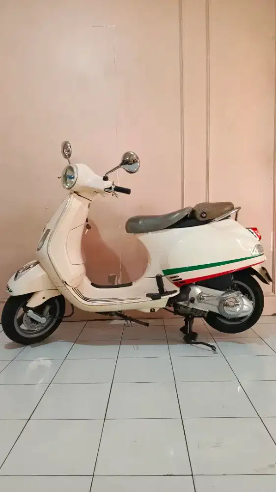 Vespa Matic Lx 125 (Kuning Muda)