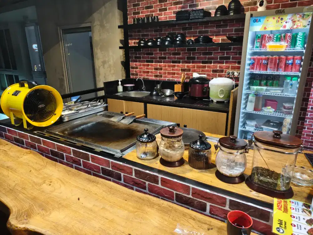 Di butuhkan  cook/ tukang masak cewek.