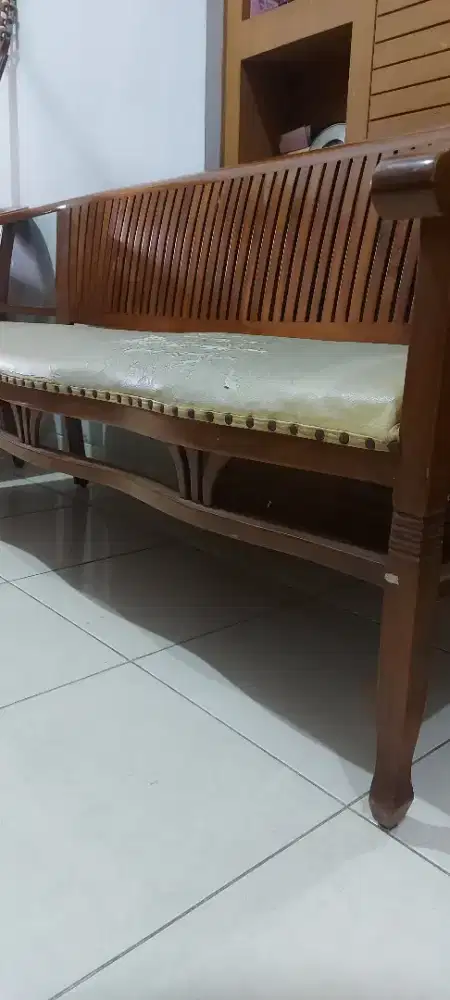 Meja, 2 kursi, 1 kursi panjang untuk ruang tamu