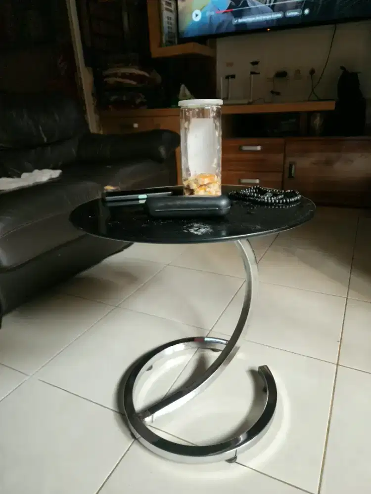 Dijual meja bunder kaca