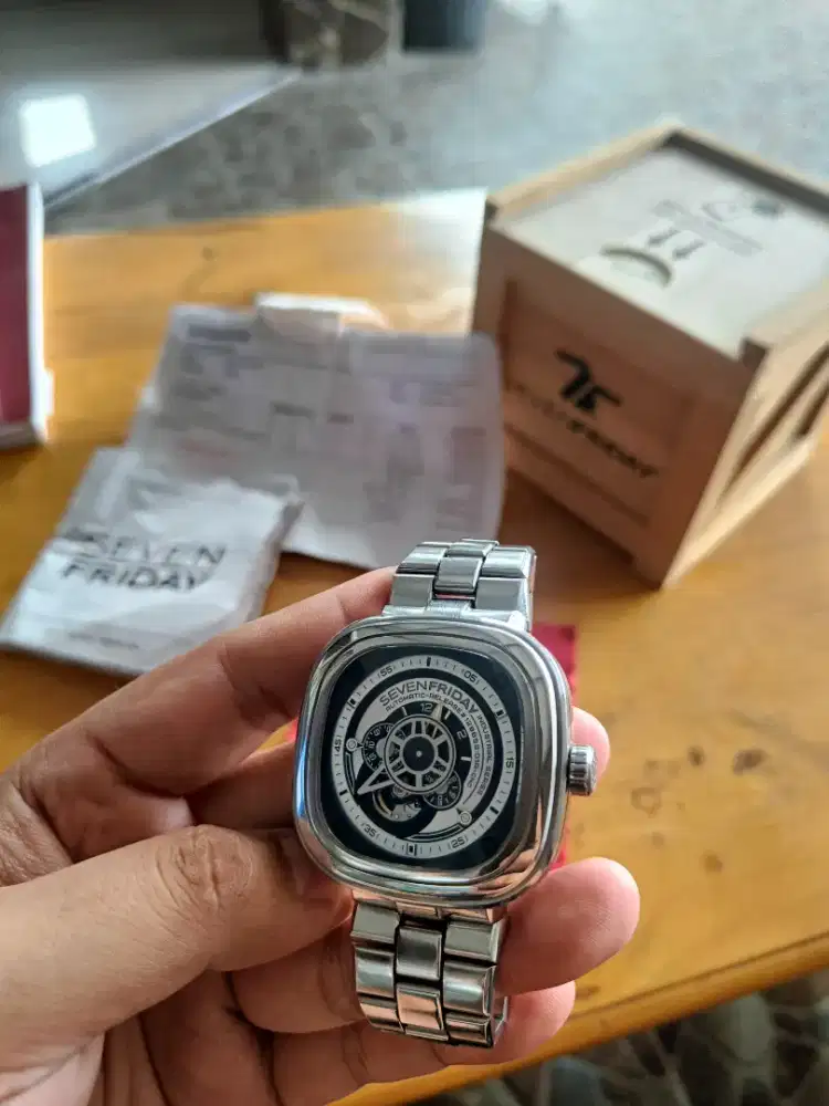 Jam tangan SEVENFRIDAY