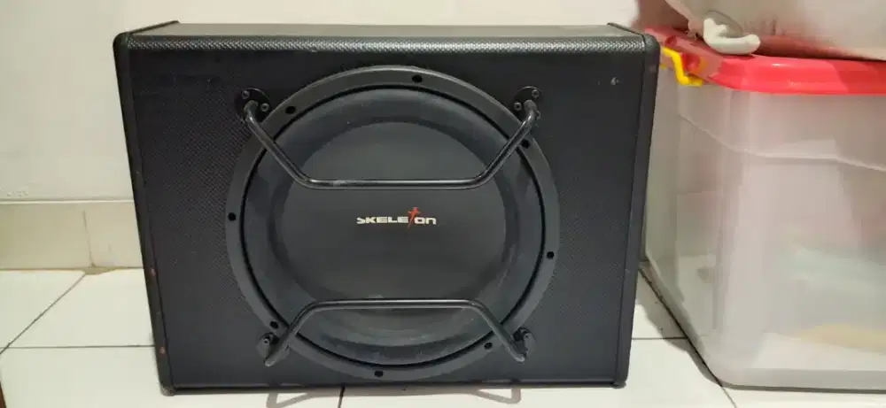 Subwofer audio mobil merek Skeleon