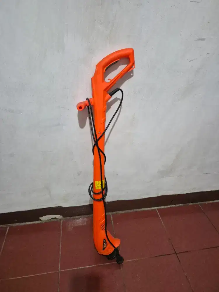 Mesin potong rumput elektrik