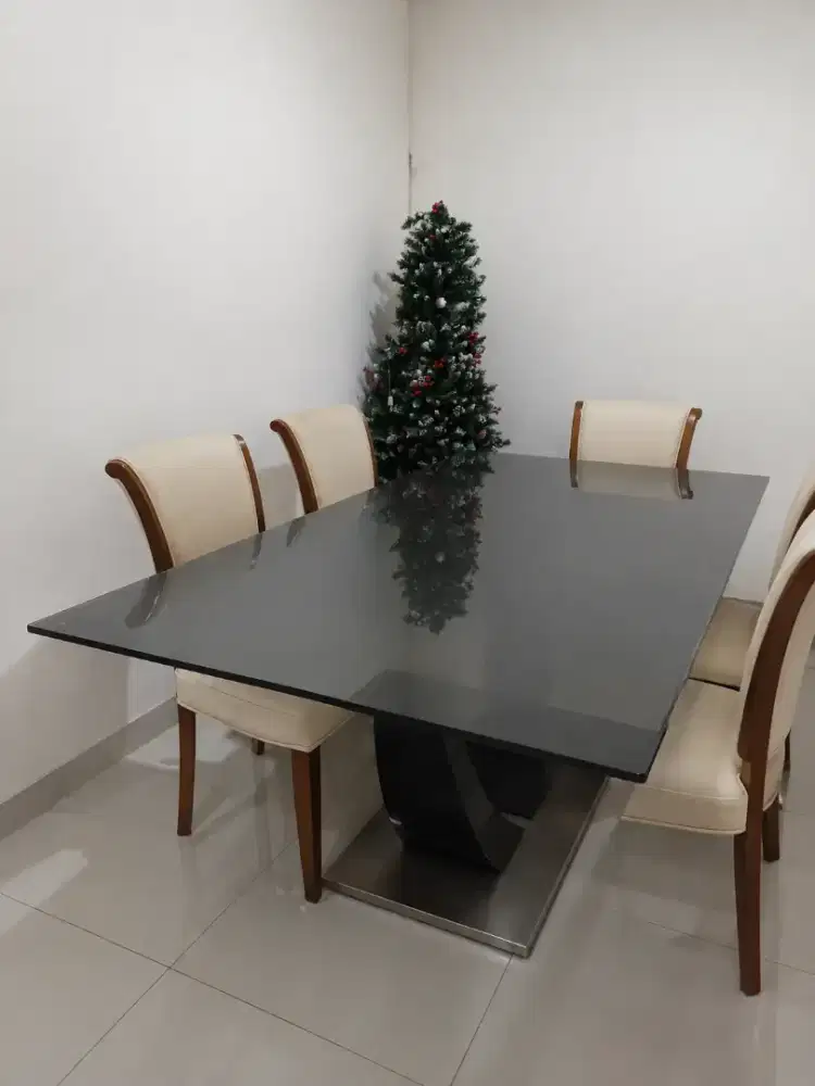 Meja makan besar