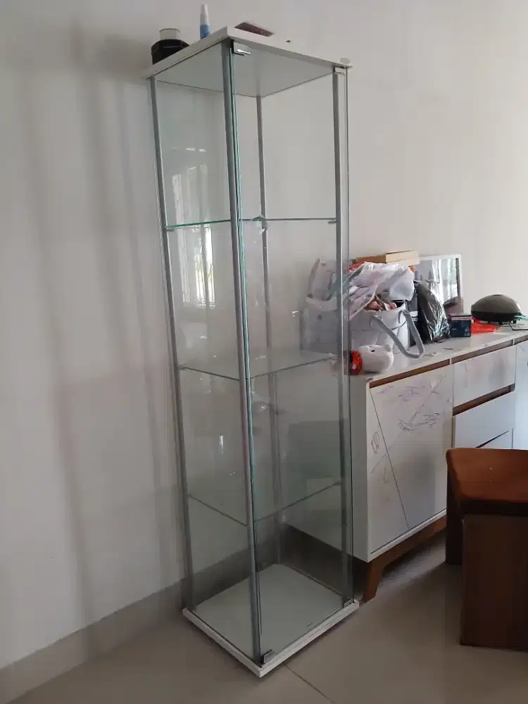 Lemari pajangan merk informa
