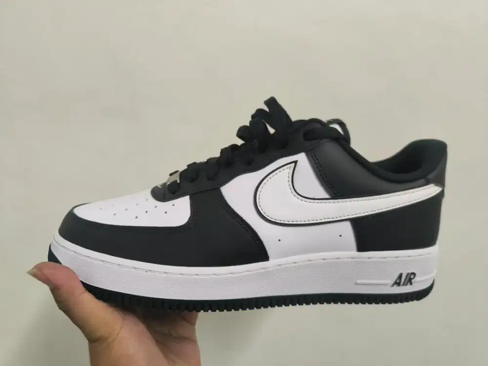 SEPATU PRIA NIKE AIR FORCE 1 '07 BLACK WHITE PANDA