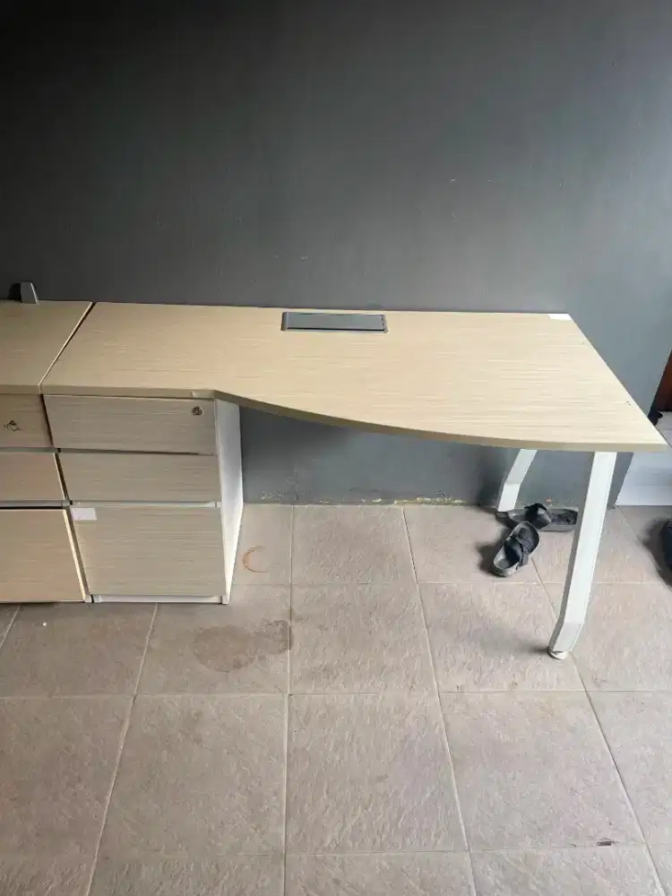 Meja Kantor Mulus