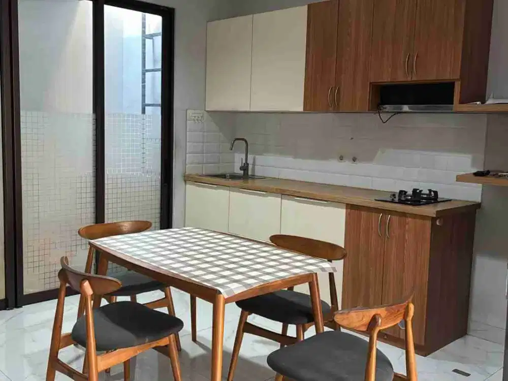 Rumah 2 lantai di Pinewood Banjar Wijaya