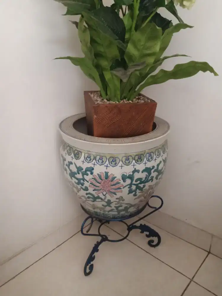 Pot kembang motif guci + kaki besi