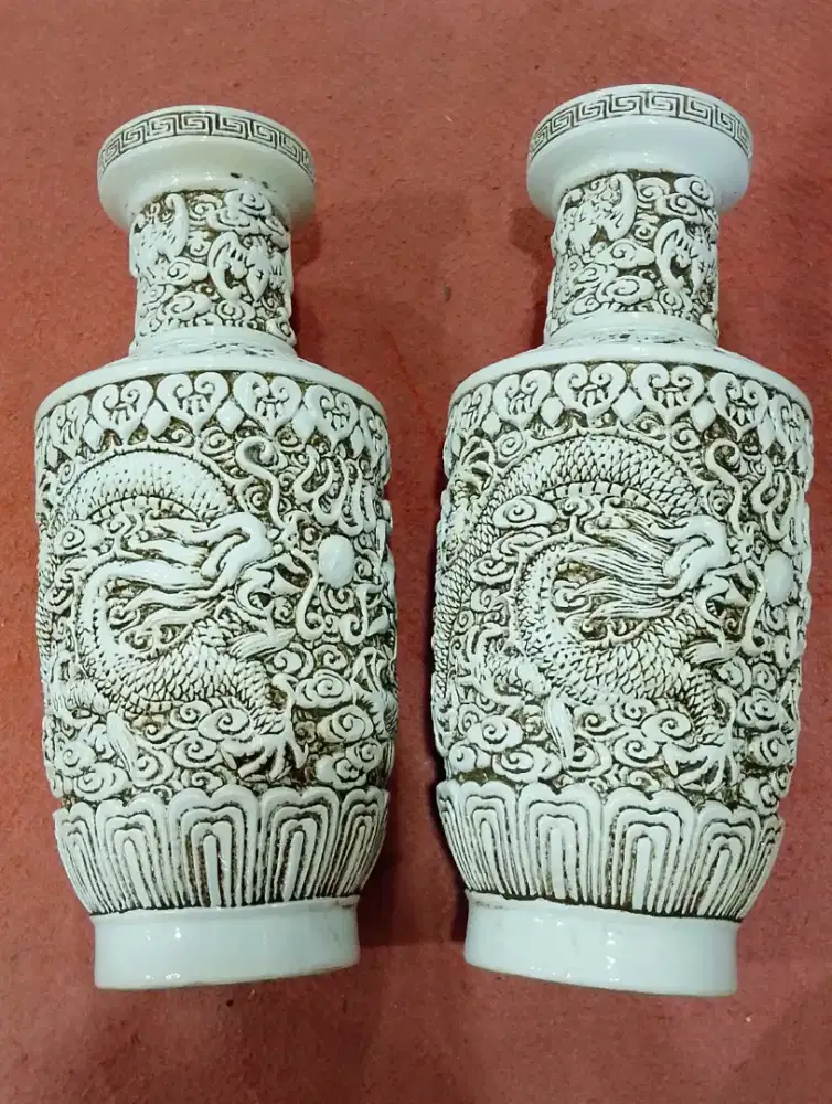 Sepasang vase antik