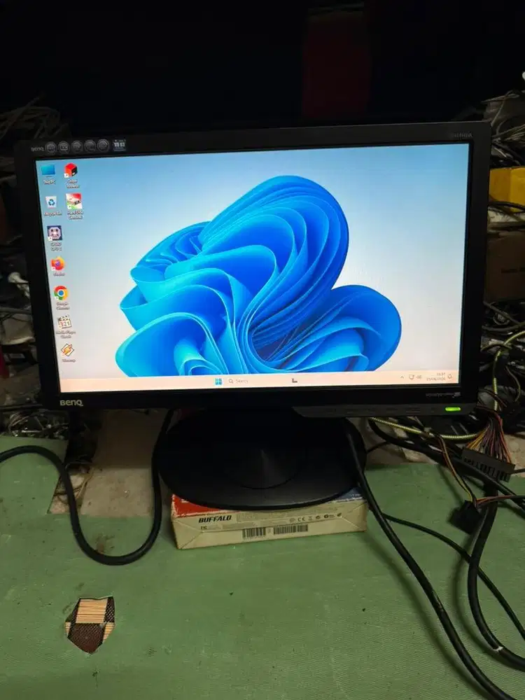 monitor benq 16 in wide kondisi normal lengkap tinggal pake.