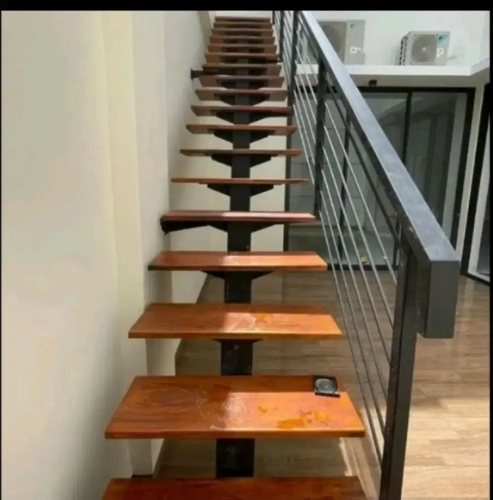 Tangga rebah pijakan kayu jati