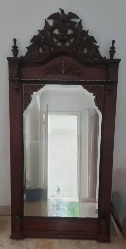Kaca dari kayu jati