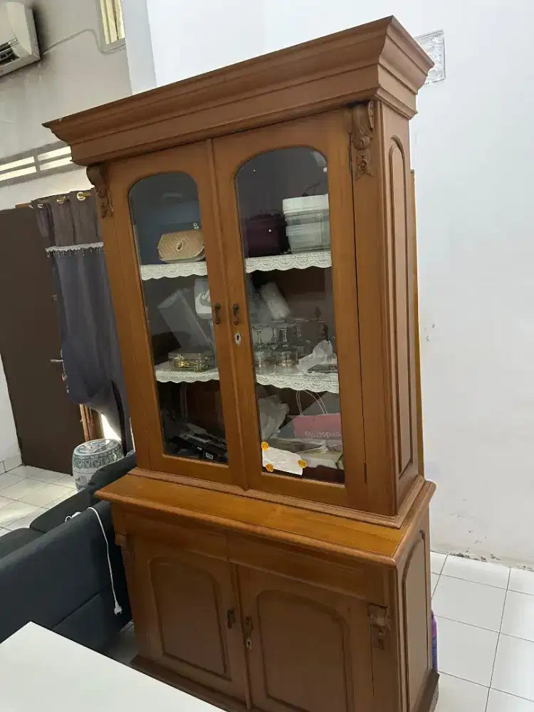 Lemari pajangan hias kayu jati