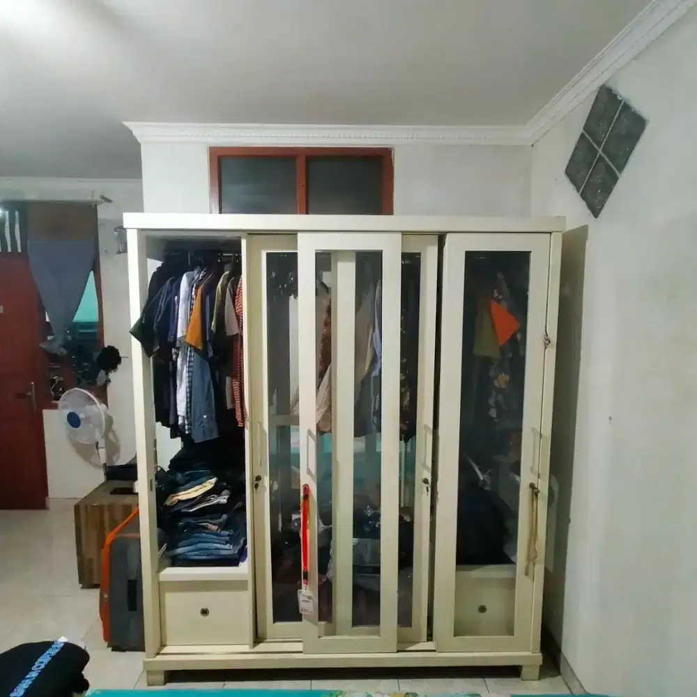 Lemari pakean empat pintu
