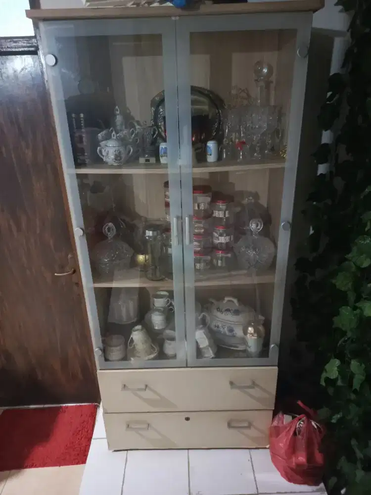 Lemari kaca pajangan
