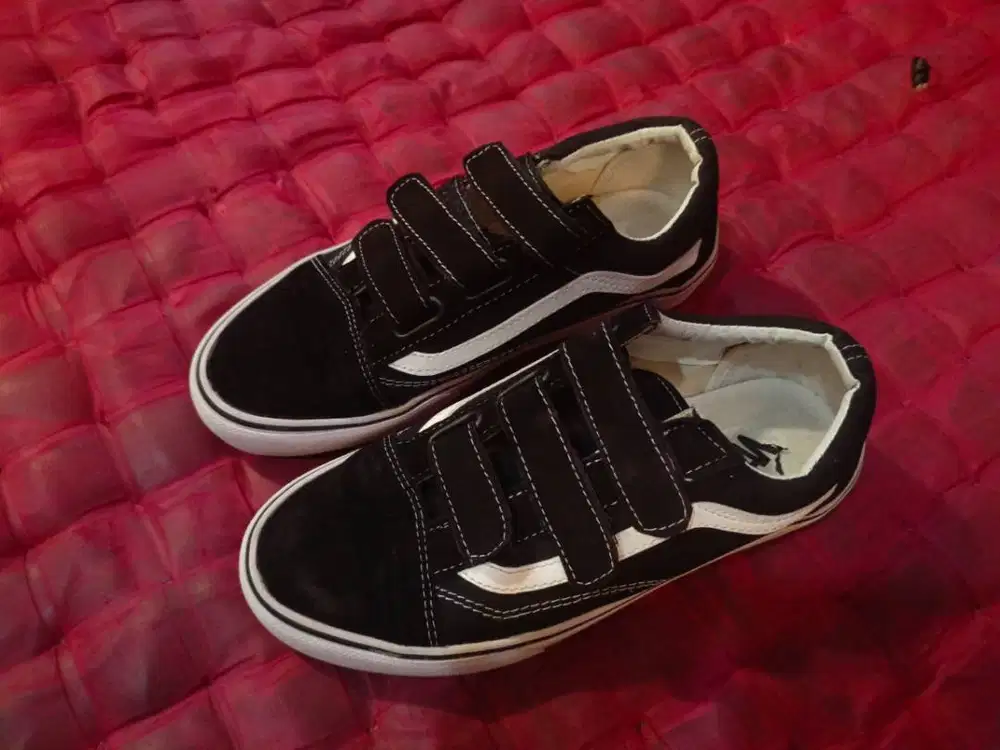 sepatu sneakers Velcro hitam putih ukuran 41