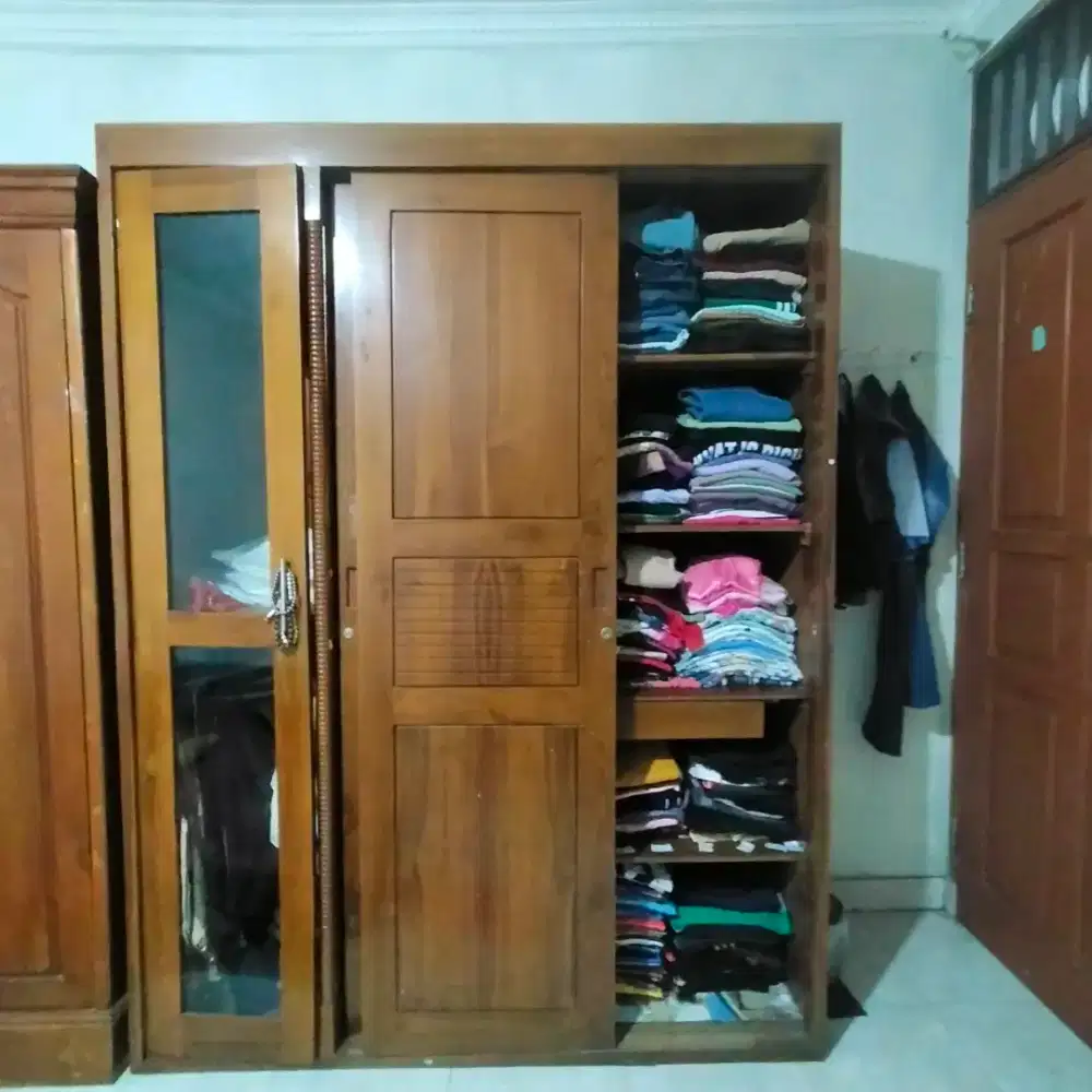 Lemari pakaian kayu jati