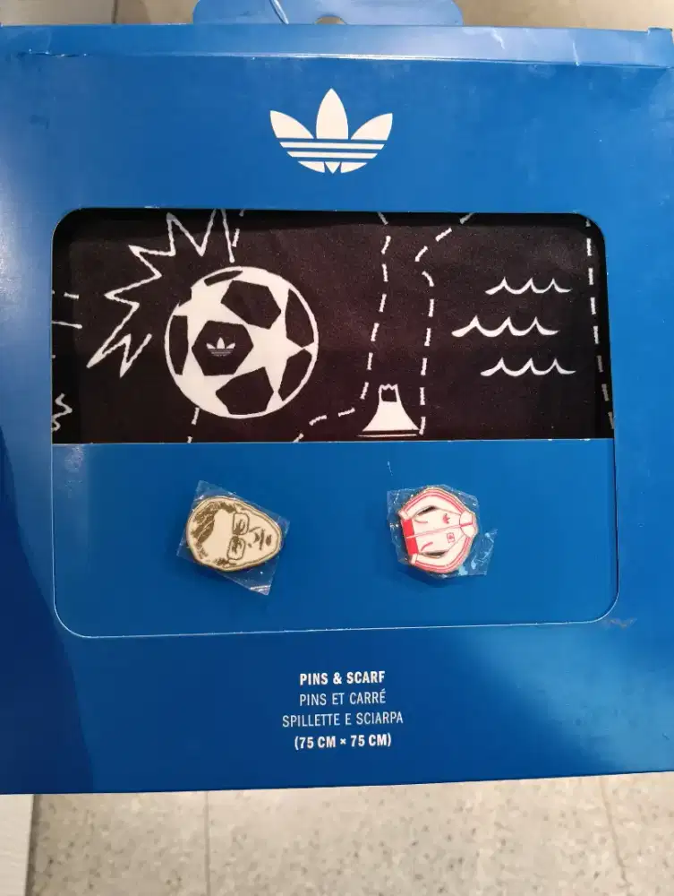 Syal atau scarf, 2 pin edisi Piala Dunia merk Adidas original