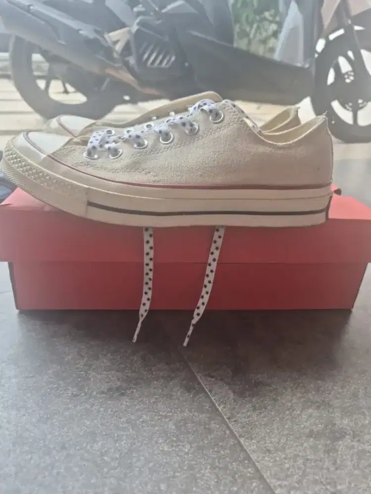 CONVERSE (Asli/Authentic, seri Chuck 70).
​Model: Low Top / Ox