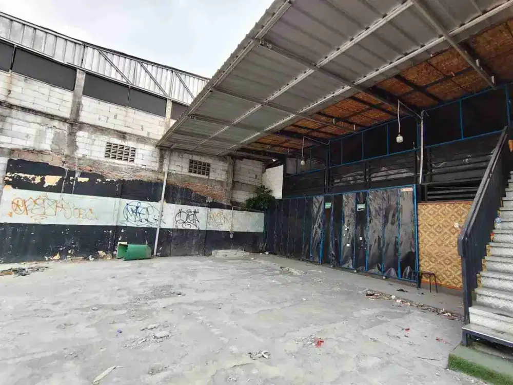 gudamg ex showroom di jatiwaringin jakarta timur