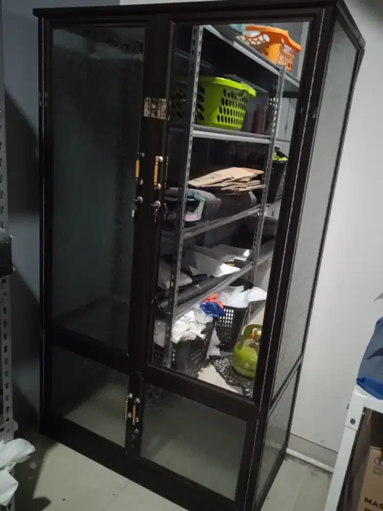 Di jual lemari kaca