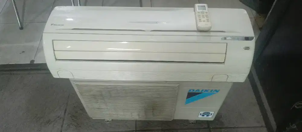 Di jual AC split merk Daikin 1pk dan 1/2 PK dingin bagus