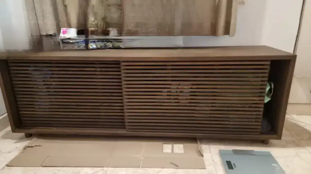 Meja televisi kayu