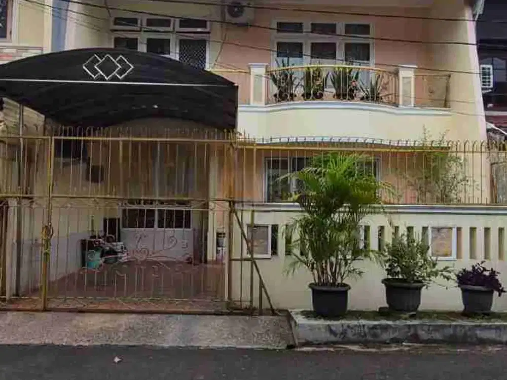 Disewakan Cepat Rumah Kamar 4+1 di Puri Indah Jakarta Barat