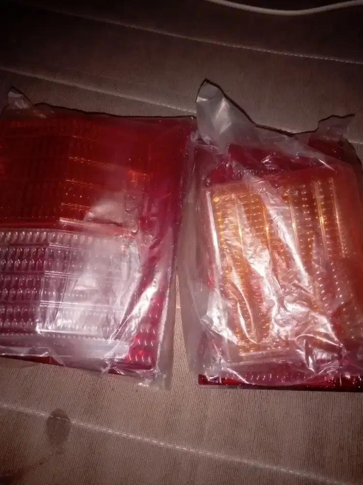 Mika lampu belakang mobil hino
