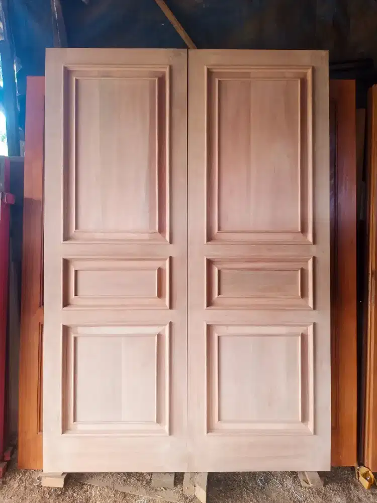 Pintu kupu kupu kayu kamper