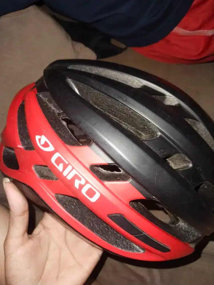helm sepeda Giro Agilis MIPS berwarna hitam dan merah