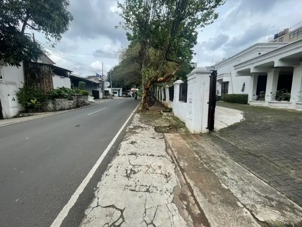 DIJUAL RUMAH LAMA TERAWAT JL. RAYA ABDUL MAJID CIPETE  JAKARTA SELATAN