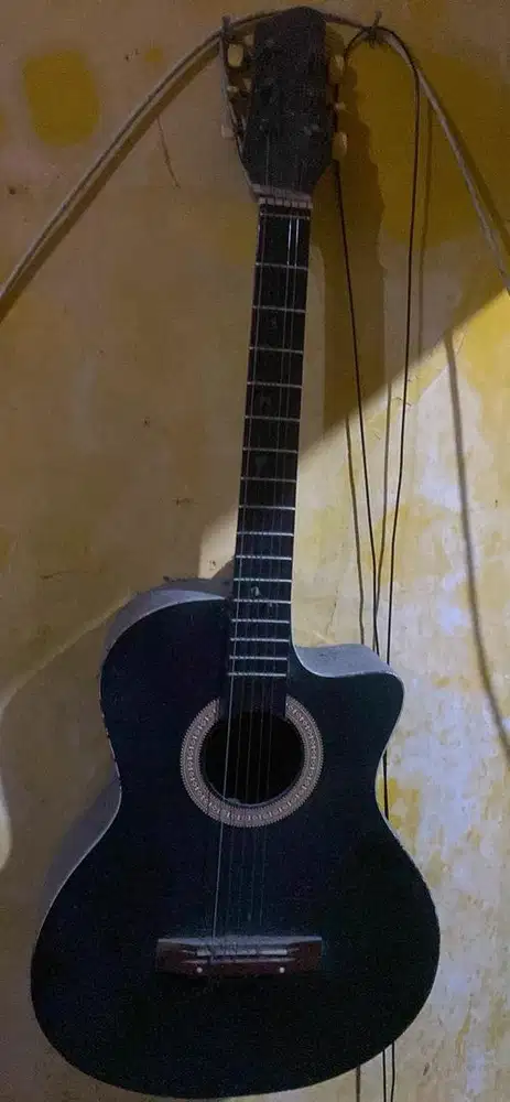 gitar hitam bekas