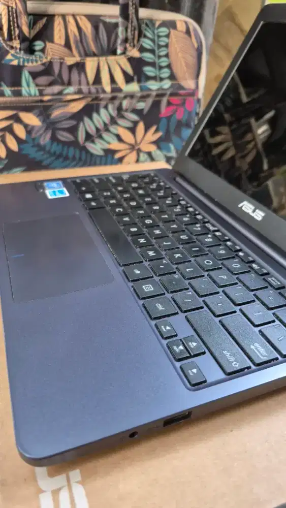 Laptop ASUS Vivobook E203M Slim Ringan - RAM 4GB / HDD 500GB
