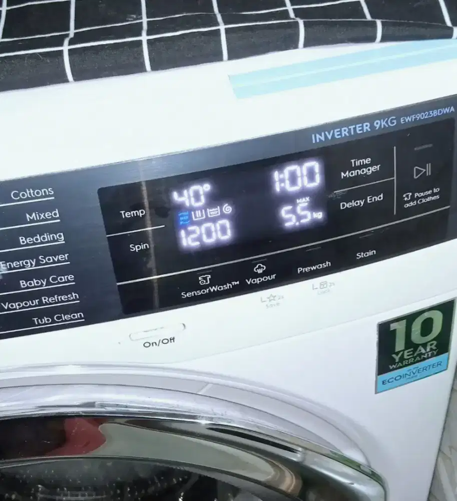 Jual cepat Bu Mesin cuci frontloading Electrolux kap 9kg Like new
