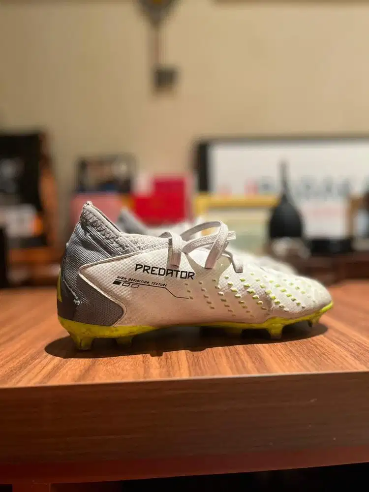 Sepatu sepak bola anak