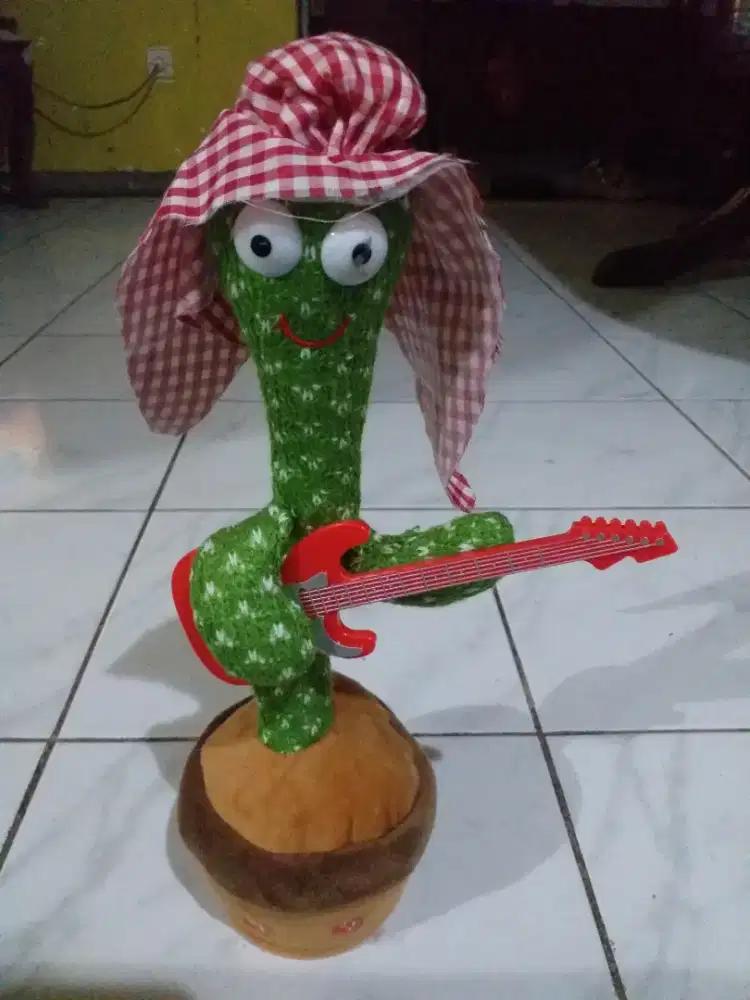 Boneka kaktus musik