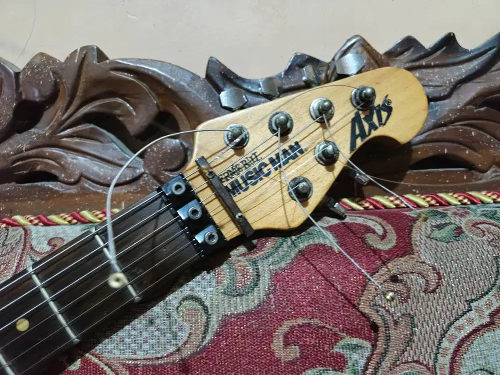 Musicman Axis Up Down no Fender Gibson