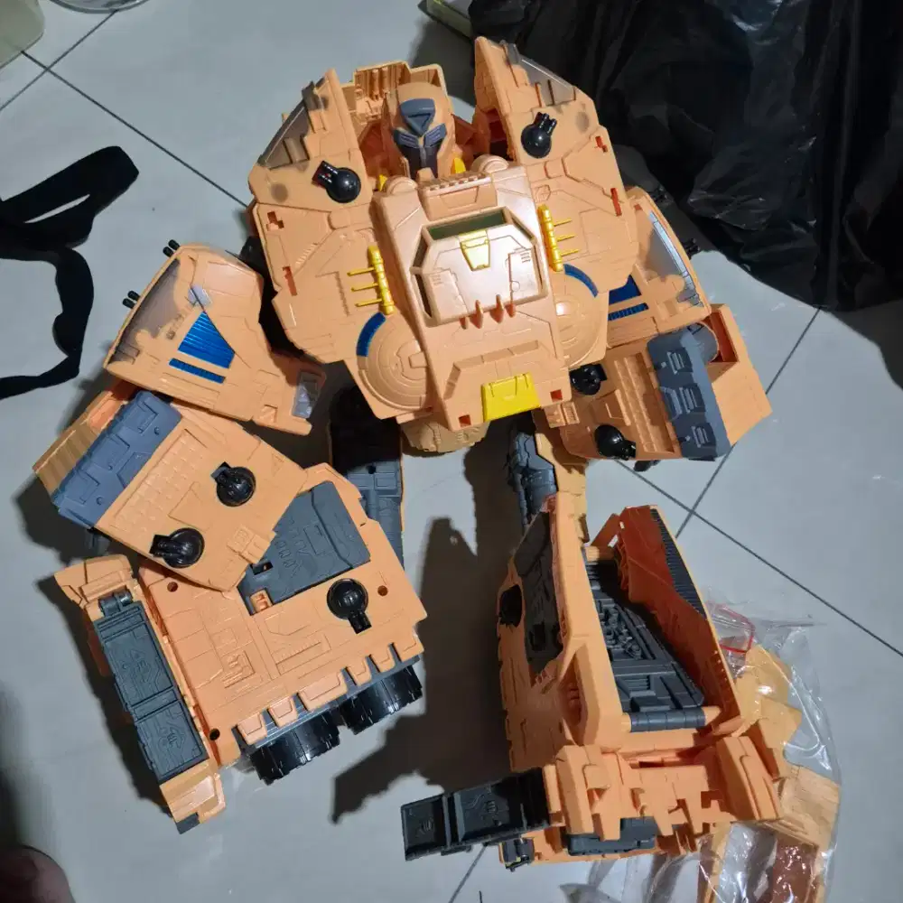 Mainan transformer besar